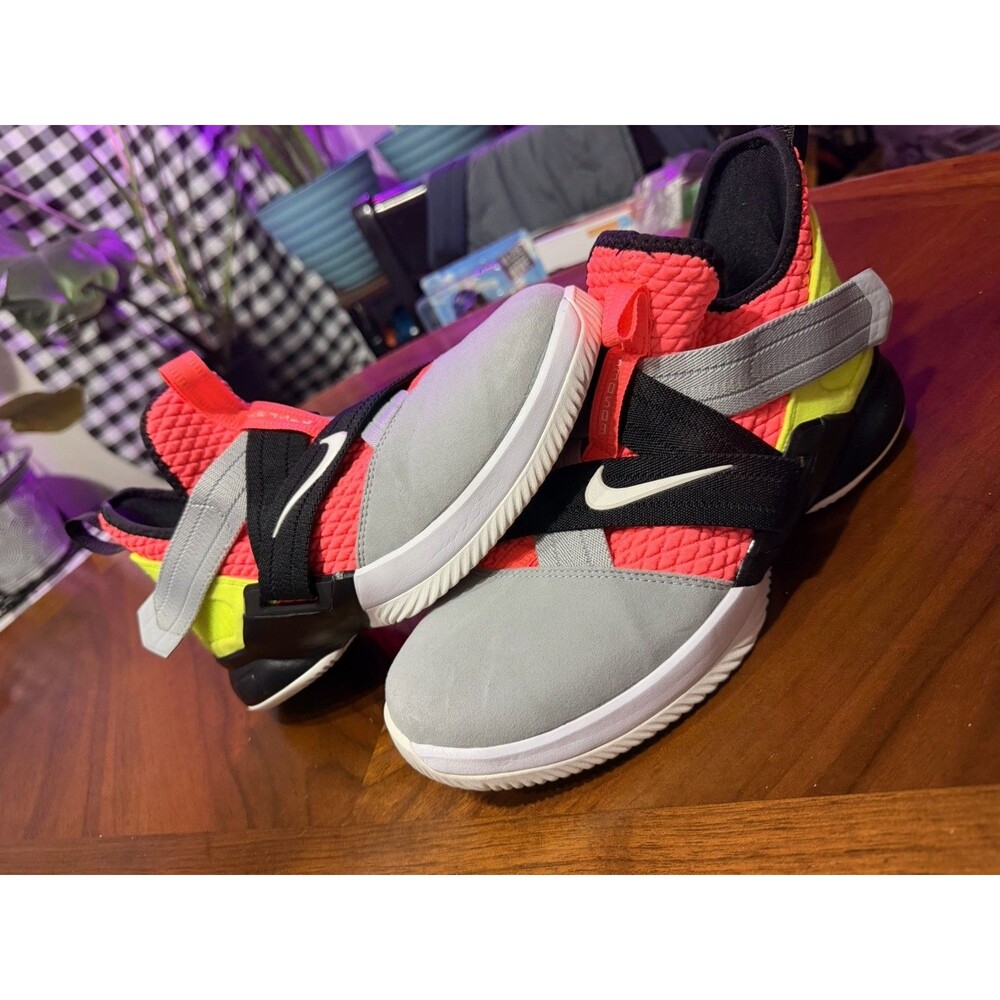 LeBron Soldier XII Sfg Hot lava /white-black AO2910 800 Size Y7